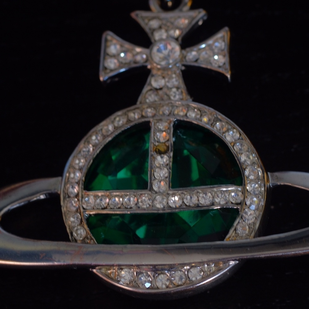 Vivienne Westwood Green Orb Pendant with 925 chakn